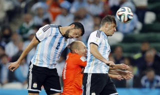 Аржентина на финал след велика битка с Холандия
