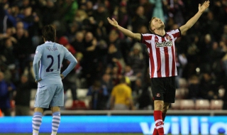 Футболист получи нежелана целувка (видео)