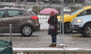 Остава облачно и дъждовно