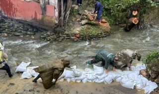 Военни и доброволци продължават с разчистването след бедствието в Берковица