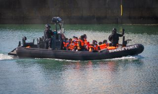 Рекорден брой мигранти са достигнали Великобритания през Ламанша