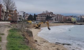 Тежка техника разкопава плажа край Равда