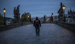 Училищата преминават на дистанционно обучение