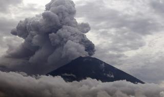 Лава и пепел покриват остров Бали (ВИДЕО+СНИМКИ)