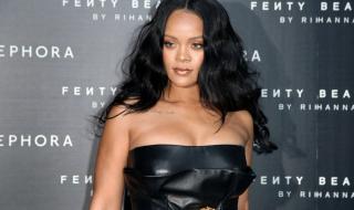 Риана показа космите по краката си и интернет се влюби в нейната СНИМКА