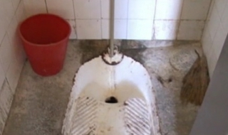 Бият кмет на село заради мръсни тоалетни