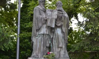 Къде се намира най-старият паметник на Кирил и Методий у нас?