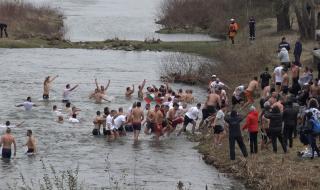 Полицаи спряха желаещ да скача за кръста