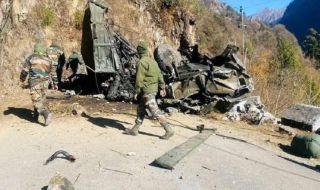Трагедия в Индия: 16 военни загинаха с камион в пропаст ВИДЕО