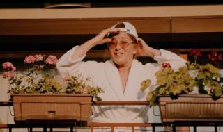 Катето Евро на 63 г. следва тийнейджърските тенденции