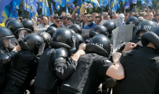 Жертвите след сблъсъците в Киев вече са три