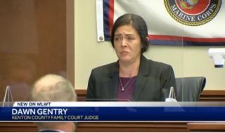 Съдийка прави секс с подчинен в съдебната зала