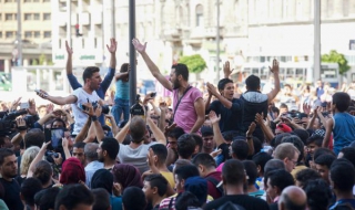 Стотици бежанци протестират пред гара в Унгария