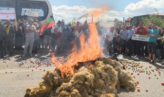 Фермери блокираха пътя София-Варна, запалиха вълна на шосето (СНИМКИ)