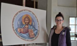 Студентка стенописва без пари църква в Търново, лятото бере плодове в Англия
