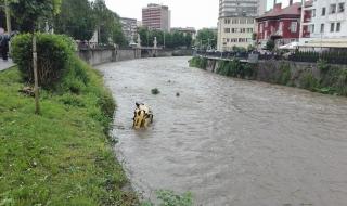 Такси падна в река Янтра, 12-годишна пострада