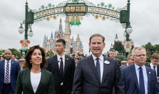 Американският министър на търговията посети "Дисниленд" в Шанхай
