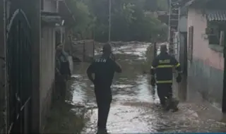 Издирват мъж, отнесен от Стара река в Пещера