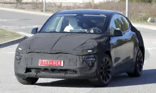 Снимаха обновената Tesla Model Y с изцяло нов светлинен подпис