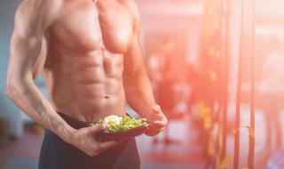 Нова услуга: Голи до кръста културисти доставят храна по домовете