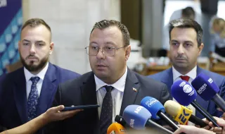 "Възраждане" внесе документи в ЦИК за участие в президентските избори на 25 октомври