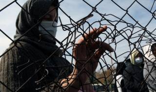 Полицай в схема за трафик на мигранти, държали ги в заковани сандъци