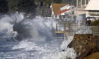 Огромни вълни заляха крайбрежието на Калифорния ВИДЕО