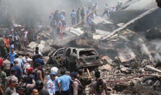 Военен самолет се разби върху две къщи в Индонезия