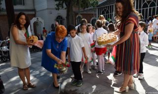 Край Босфора шум се вдига, деца пеят и се учат на български