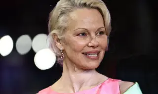 Памела Андерсън изненада феновете с естествена визия на фестивал в Берлин (СНИМКА)