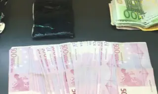 Недекларирана валута и златни изделия задържаха митничари