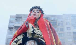 Рита Ора е с българска носия в най-новия си клип