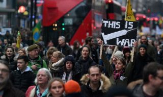 Сблъсъци между полиция и протестиращи в Лондон