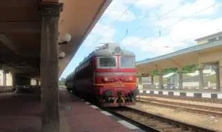 Първо във ФАКТИ: Горя локомотив на гара Русе