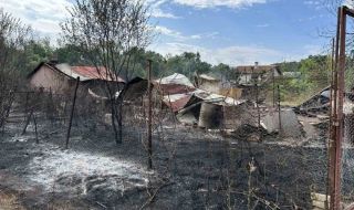 Горят няколко имота във вилна зона в Ямбол