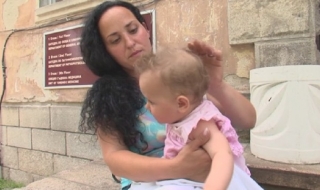 Тухла и мазилка паднаха върху осемесечно бебе в Пловдив