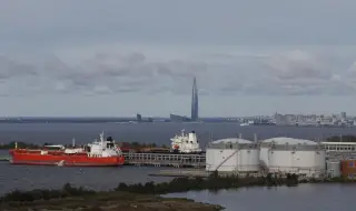 Великобритания запазва строгите санкции срещу руския петрол