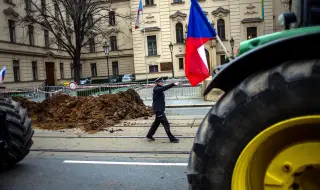 Фермерите в Чехия блокираха улиците на Прага като изхвърляха тор пред правителствени сгради