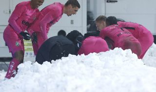 В Разград се борят със снега за мача с Левски