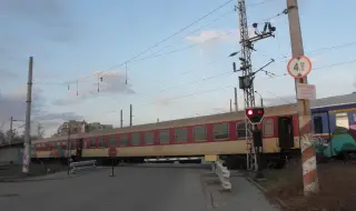 На жп прелез: Влак помете кола в Добричко, има пострадали