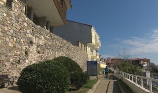 Мъжът с разрешение за събаряне на стената в Созопол: Тя е фалшива и незаконна!