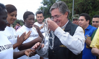 Никакъв секс, докато не оправиш пътя до града (видео)