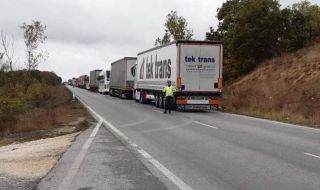 24-километрова опашка от камиони на Лесово