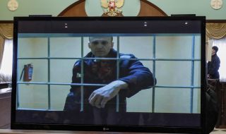 Навални е в наказателна килия