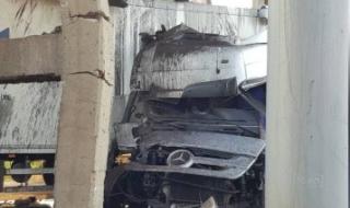 Турски камион се разби в естакада край Гълъбово (СНИМКИ)