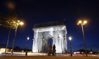 Алпинисти опаковаха Триумфалната арка (СНИМКИ)