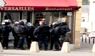 Луд заплашвал да избухне в общинска сграда край Париж се предаде (обновена)