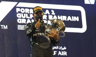 Люис Хамилтън спечели дуела си с Верстапен и триумфира в Бахрейн