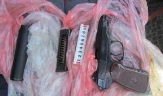 Петима арестувани за търговия с оръжие