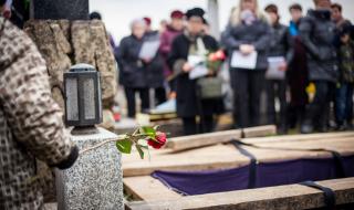 Италия забрани събирането на хора дори на погребения